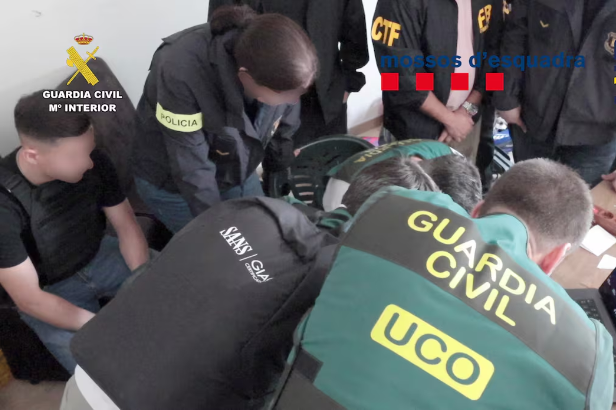 Arestarea unui adolescent suspectat că a condus gruparea KillSec