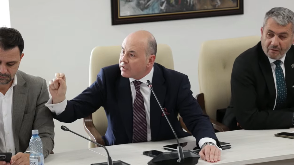 Tensiuni la audierile pentru Ministerul Apărării