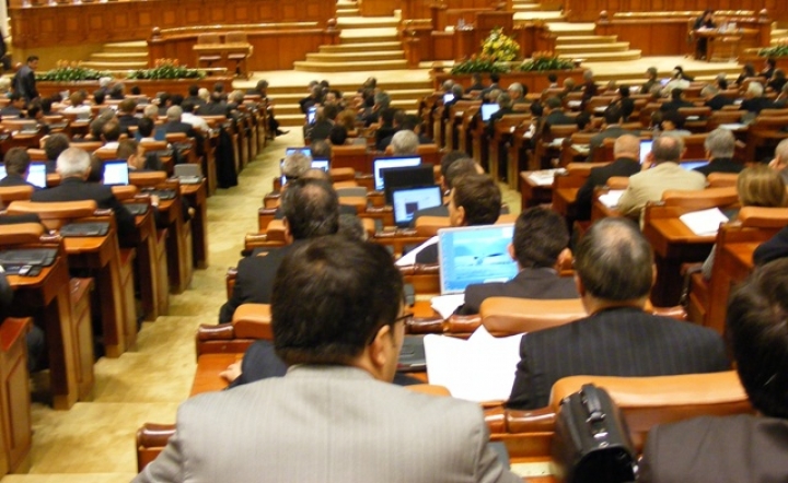 Noul Parlament al Romaniei ar trebui sa aiba 300 de deputati si 100 de senatori. Vezi cine spune asta
