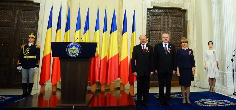 Stema Romaniei, scoasa de pe pupitrul presedintelui Basescu
