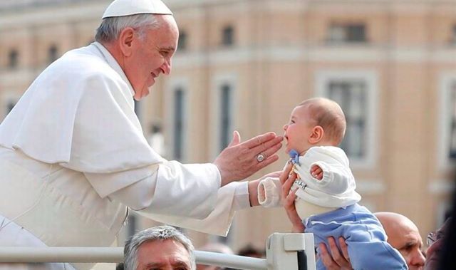 Papa Francisc, intens criticat dupa ce a declarat ca un tata isi poate bate copilul, daca ii respecta demnitatea