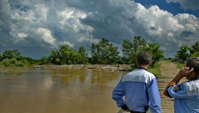 COD ROSU de inundatii pentru 7 judete, in vigoare pana vineri
