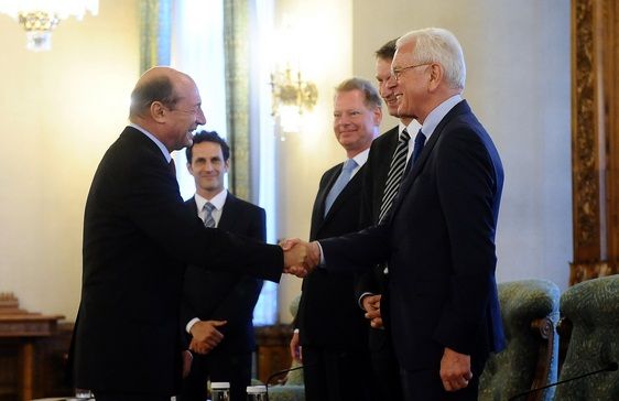 Fost presedinte al Parlamentului European se ofera sa-i dea sfaturi lui Basescu pentru a cladi un stat de drept