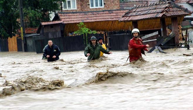 INUNDATII GORJ: Unii localnici din Novaci, evacuati cu cu ajutorul Serviciului de Actiuni Speciale