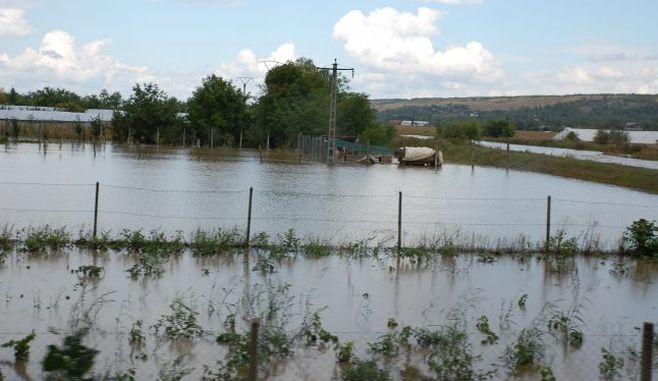 MEHEDINTI: Mai multe gospodarii AU FOST INUNDATE de apele DUNARII in localitatea CRIVINA