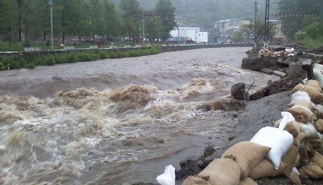 INUNDATII IN ARGES: 13 localitati sub ape, centrul de transfuzii din Pitesti a fost inundat