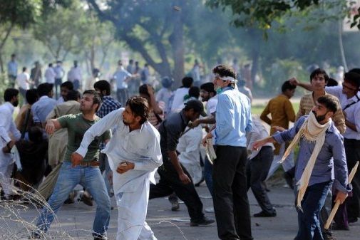 PAKISTAN: Cel putin 230 de raniti la ISLAMABAD, in urma unor ciocniri intre politie si manifestanti antiguvernamentali