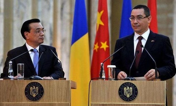 Victor Ponta a ajuns in China. Premierul este insotit de sotia sa si de vicepremierii Liviu Dragnea si Dan Constantin