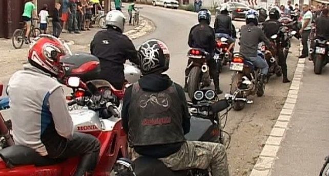 Covasna: Sute de motociclisti au aprins o lumanare la Sanzieni, in memoria colegului lor mort in acel loc intr-un accident