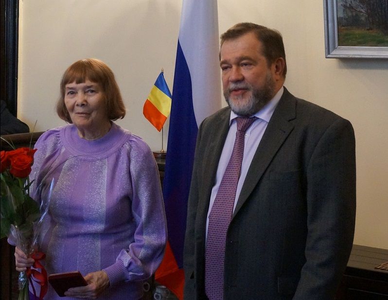 Ambasadorul Oleg Malginov a inmanat personal distinctiile celor sase cetateni rusi care locuiesc in Romania