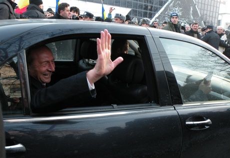 Basescu, la iesirea din sediul PMP: I-am felicitat ca au salvat democratia, sa nu fie unanimitate