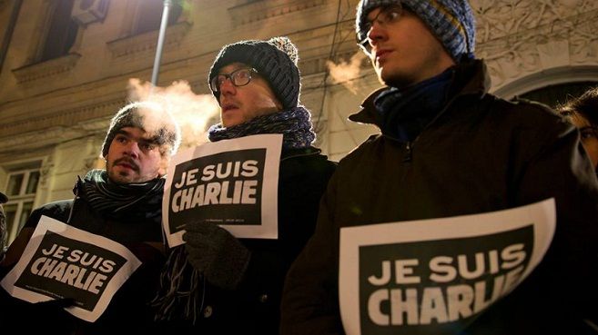 Zeci de romani omagiaza victimele de la Charlie Hebdo la Ambasada Frantei