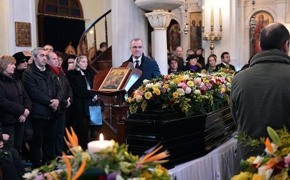 Demis Roussos a fost inmormantat vineri in Primul Cimitir din Atena, unde sunt inhumate mai multe personalitati ale Greciei