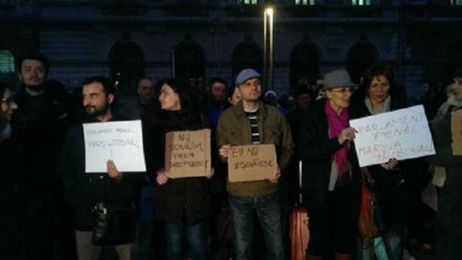 PROTESTE la UNIVERSITATE: Peste 50 de oameni striga impotriva VOTLUI dat de Parlament in cazul SOVA