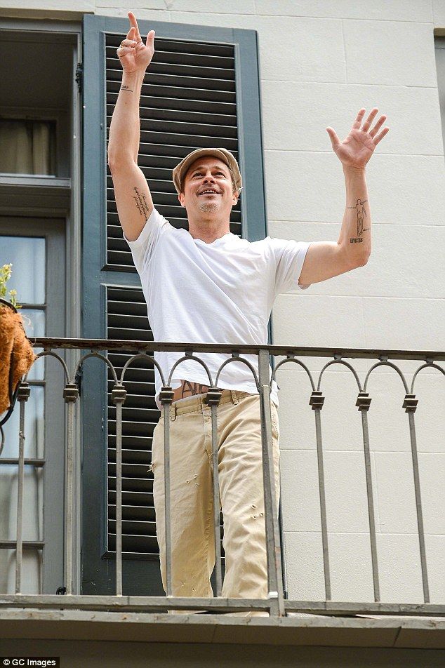 2862872C00000578-3071813-Loving_the_Big_Easy_Pitt_greeted_Matthew_McConaughey_not_picture-a-7_1430996197455