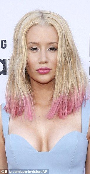 28CCE94500000578-3085788-Before_and_after_Iggy_Azalea_showed_off_her_new_neckline_at_the_-a-4_1431956680869
