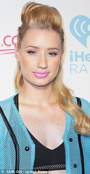 28CDF88700000578-3085788-Before_and_after_Iggy_Azalea_showed_off_her_new_look_at_the_Bill-m-3_1431956667797