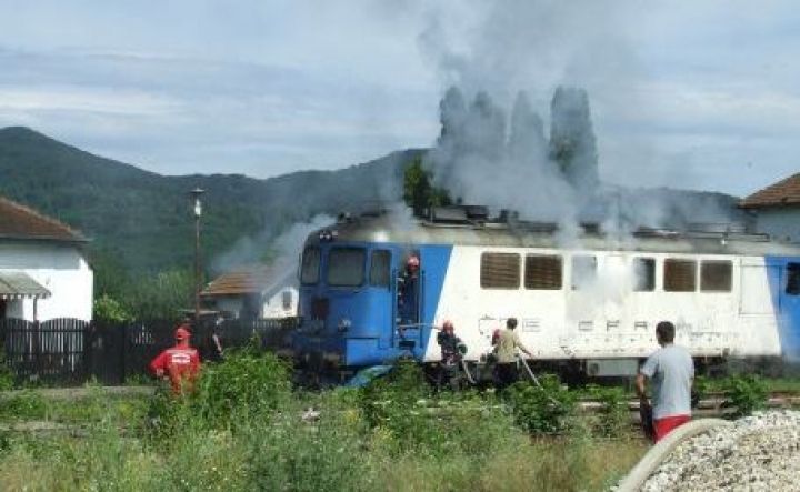 BUZAU: LOCOMOTIVA unui tren care transporta mii de tone de titei a luat FOC