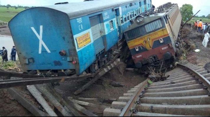 27 morti, trenuri deraiate, india, inundatii masive, 300 persoane salvate