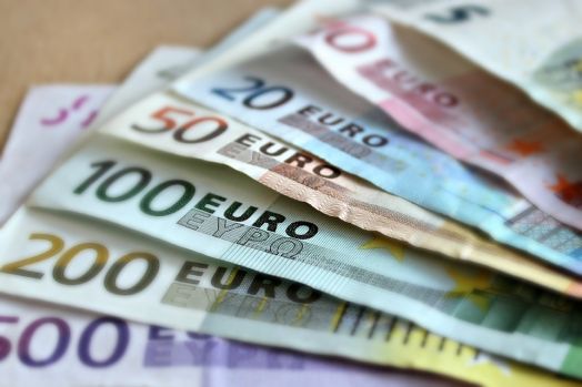 Banca Națională a României a anunțat, marți, un curs în scădere cu 0,12% pentru euro, până la 4,6497 lei/unitate.