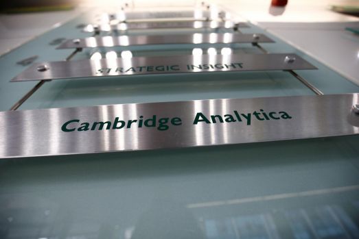 Cambridge Analytica, scandal fatal, date personale, faliment