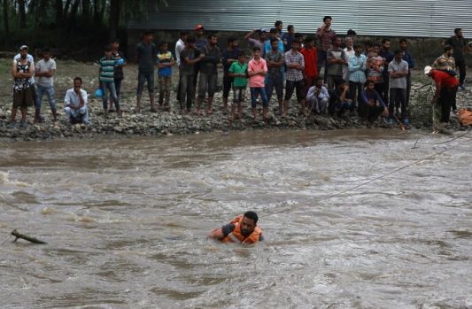 india, inundatii, zeci de morti,